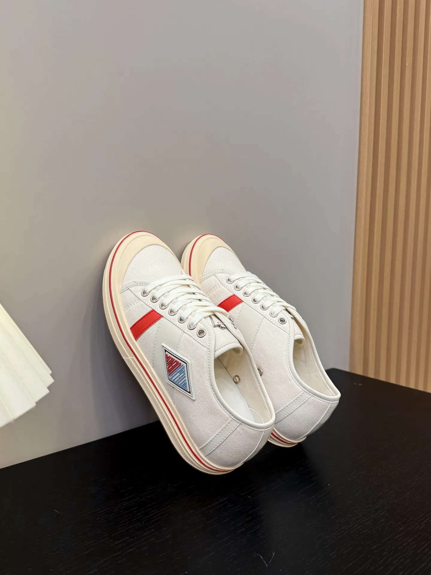 👟👟Ex-factory price 460👟👟 (Men's size +1️⃣0️⃣) BVOrbit's latest 2025 catwalk model, developed 1:1 from the original board, classic color matching elements! This is the biggest highlight of this shoe, eye-catching but not exaggerated design, super cool for daily use, super versatile whether paired with pants, sweaters or skirts, looks good no matter how you wear it, the more you look at it, the more you like it ❗️ Outsole: Original outsole color: 5 colors code number: female 35-40 male 39-44